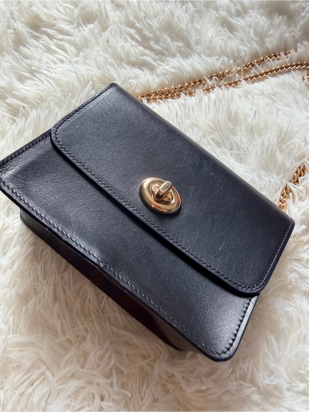 Coach Black Leather shoulder /Crossbody with Gold Chain - Picture 2 of 6